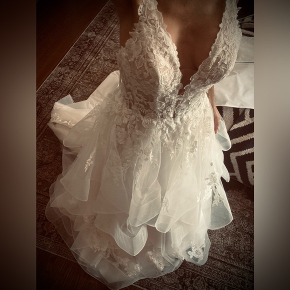 Bijou Dresses & Skirts - Bijou Bridal Romantic Floral Lace Wedding Gown in creamy white & wedding veil